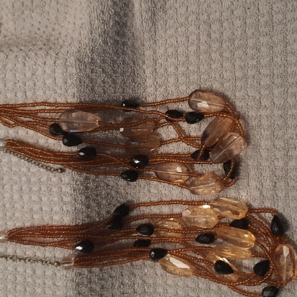 2 premier Lucite and seed beads necklaces. - Picture 2 of 4